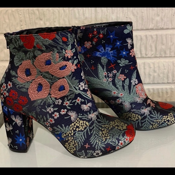 attention Shoes - Attention Boots Size 8